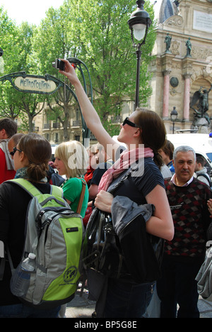 Jeune femme prendre instantané de la scène parisienne, France Banque D'Images