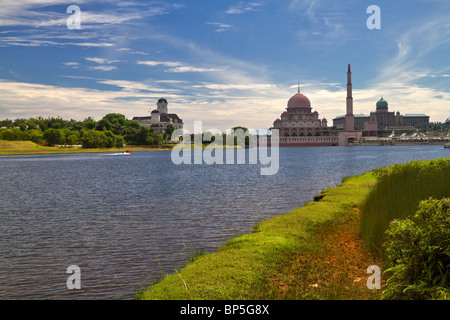 Putrajaya avec mosquée Putra, le Cabinet du Premier Ministre et Darul Ehsan Palace. Banque D'Images