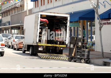 Un camion avec movie studio équipement pour un lieu de tournage est stationné à Orange, en Californie près d'un tournage de film. Banque D'Images