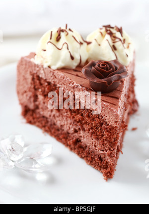 Morceau de délicieux gâteau au chocolat sur fond blanc Banque D'Images