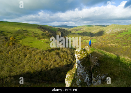 Le collecteur de la vallée au-dessus de Thor's Cave, Peak District, Derbyshire, Angleterre, RU Banque D'Images