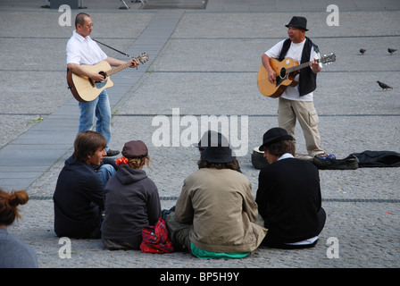 Des musiciens de rue en face du centre Pompidou Paris France Banque D'Images