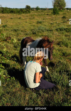 Fille de parler à un poney. Banque D'Images