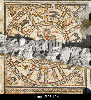 Le sol en mosaïque de 4 -5ème C. SYNAGOGUE DE HAMAT Tibériade. Panneau CENTRAL AVEC LE ZODIAC ET LE DIEU SOLEIL Helius récompensée par DANS LE CENTRE Banque D'Images