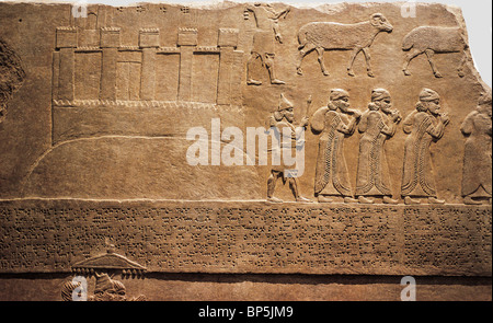 Conquête DE LA VILLE D'ASHTAROTH PAR LES assyriens. Soldats de Tiglath-piléser III EMMENÉ INHABITANS & CATLE. L'allégement de la paroi Banque D'Images