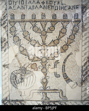 SEPPHORIS SYNAGOGUE DATANT DE C. 5ème. C. AD. Détail de la mosaïque marbre : menorah à sept branches L'UN DES DEUX CANFELABRA Banque D'Images