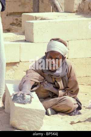 En 2040. Tailleur de pierre au travail égyptien Banque D'Images
