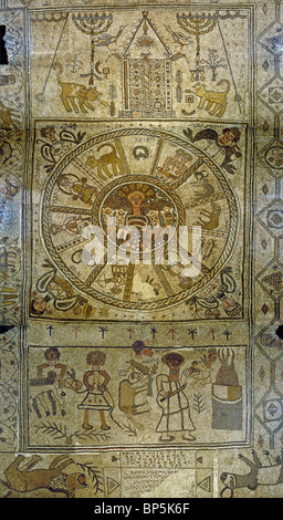 Sol en mosaïque de la 6ème. C. AD. Dans la synagogue Beth-ALPHA. Panneau supérieur : L'Arche Sacrée flanqué d'un candélabre UN LION UN OISEAU & autres Banque D'Images