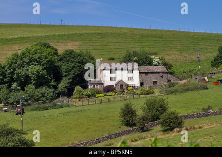 Ferme située sur la route près de Hayfield, tête Chinley, Derbyshire Peak District Banque D'Images