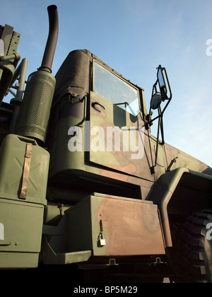 Un grand camion militaire peint dans des couleurs de camouflage Banque D'Images