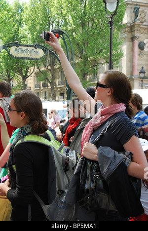 Jeune femme prendre instantané de la scène parisienne, France Banque D'Images