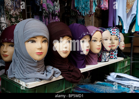 Une variété de couleurs, de textures et de tissus de voile islamique sur les ventes s'affichent dans une boutique dans la vieille ville de Jérusalem. Banque D'Images