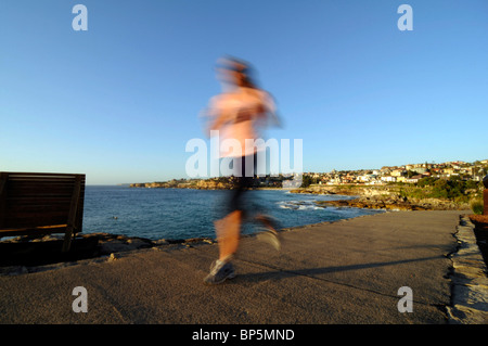 Women jogging tôt le matin sur la piste côtière près de Bondi à Sydney en Australie, banlieue Est. Banque D'Images