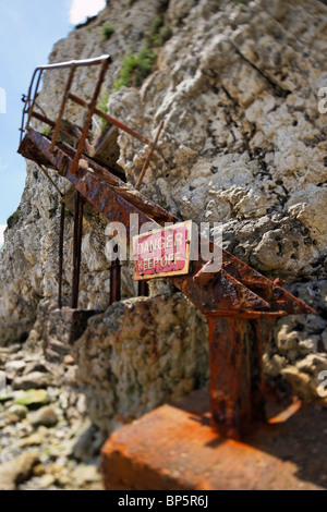 Des mesures très corrodées et ruines remontant une falaise de craie est Freshwate Bay, île de Wight Banque D'Images