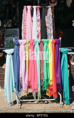 Foulards colorés à vendre accroché à un support d'affichage extérieur d'une boutique Banque D'Images