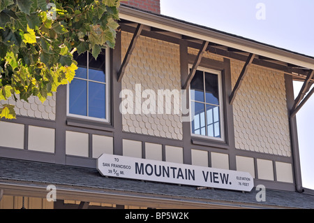 Détail de Mountain View Caltrain station de chemin de fer sur un jour en été - une réplique de la station d'origine du bâtiment. Banque D'Images