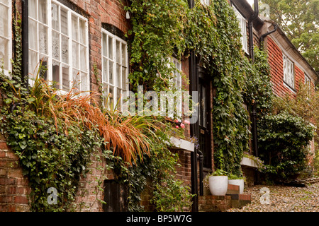 Lane en seigle, Sussex, avec de vieux cottages Banque D'Images