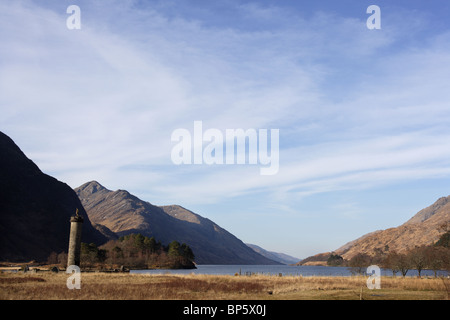 Glenfinnan monument à la tête du Loch Shiel avec le Ghiubhsachain corbett Sgurr derrière. Banque D'Images