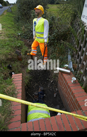 Projet de passage souterrain du tunnel de Bisterne - ouvriers travaillant au festival annuel de la caserne, à Bisterne, dans le parc national de New Forest, Hampshire, Royaume-Uni Banque D'Images