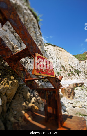 Des mesures très corrodées et ruines remontant une falaise de craie est Freshwate Bay, île de Wight Banque D'Images