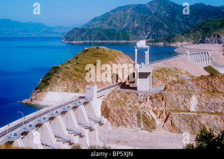 Immense barrage rempli de terre, barrage de Tarbela, à 54 km d'Islamabad au Pakistan Banque D'Images