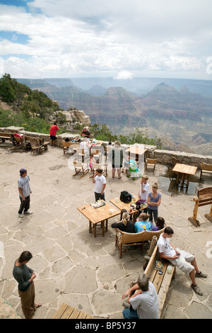 Les touristes à la recherche au Grand Canyon à partir de la rive nord, Grand Canyon Lodge, Arizona, USA Banque D'Images