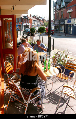 L'Angleterre, Cheshire, Stockport, Bramhall, Ack Lane East, loisir, al-fresco diners au café-bar Banque D'Images