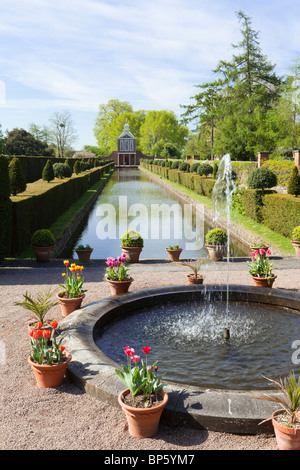 Un Jardin, Cour Westbury néerlandais restauré jardin eau at Westbury sur Severn, Gloucestershire UK Banque D'Images