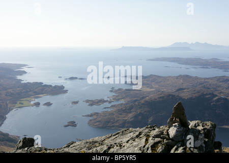 Vue de près de la partie supérieure de Rois-bheinn à la recherche vers le bas sur le Loch Ailort. Banque D'Images