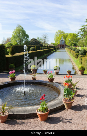 Un Jardin, Cour Westbury néerlandais restauré jardin eau at Westbury sur Severn, Gloucestershire Banque D'Images