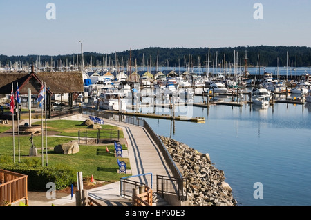 Avis de liberté Bay Waterfront Park, le Kverstad Pavilion et la marina de Miami, Washington. Banque D'Images