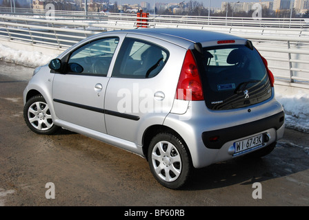 Peugeot 107 1.0 - 2008 (FL) - argent métallisé - trois portes (3D) - Français berline citadine, un segment sur l'espace parc -, l'hiver Banque D'Images