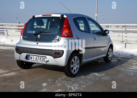 Peugeot 107 1.0 - 2008 (FL) - argent métallisé - trois portes (3D) - Français berline citadine, un segment sur l'espace parc -, l'hiver Banque D'Images