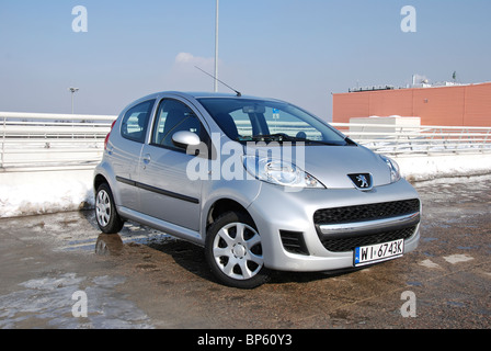 Peugeot 107 1.0 - 2008 (FL) - argent métallisé - trois portes (3D) - Français berline citadine, un segment sur l'espace parc -, l'hiver Banque D'Images