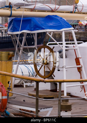 Volant sur l'UN DES TALL SHIP'S À HARTLEPOOL DOCKS À L'ARRIVÉE DE LA COURSE DES GRANDS VOILIERS 2010 Banque D'Images