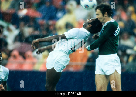 Pele en compétition contre Franz Beckenbauer pour le NY Cosmos de la NASL dans son jeu d'adieu en Octobre 1, 1977. Banque D'Images
