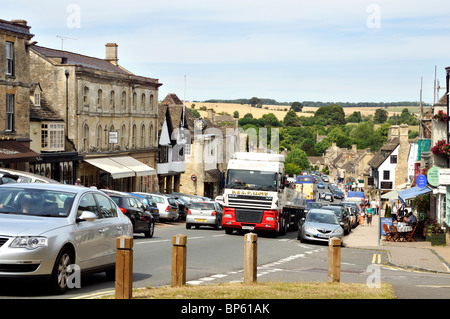 En été, sur High Street, Burford Cotswolds, Royaume-Uni. Banque D'Images