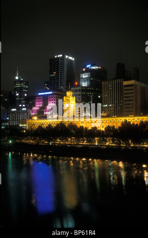 La gare de Flinders Street reflétée dans la nuit dans le Fleuve Yarra Melbourne Australie Victoria Banque D'Images