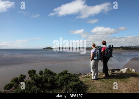 Deux promeneurs appréciant la vue sur la mer à Castlehill Point près de Rockcliffe Dumfries et Galloway Ecosse Banque D'Images