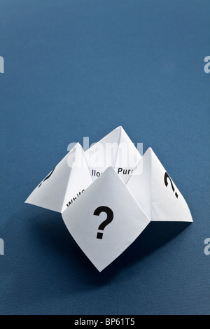 Fortune Teller papier,concept d'incertitude Banque D'Images