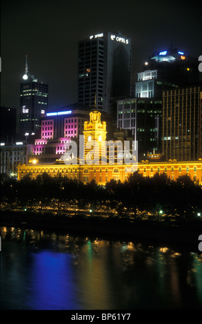 La gare de Flinders Street reflétée dans la nuit dans le Fleuve Yarra Melbourne Australie Victoria Banque D'Images