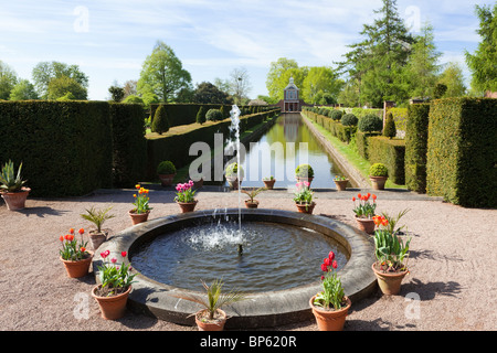 Un Jardin, Cour Westbury néerlandais restauré jardin eau at Westbury sur Severn, Gloucestershire UK Banque D'Images