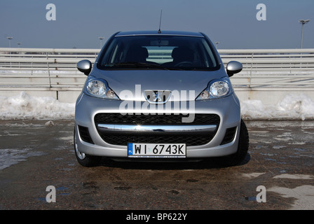 Peugeot 107 1.0 - 2008 (FL) - argent métallisé - trois portes (3D) - Français berline citadine, un segment sur l'espace parc -, l'hiver Banque D'Images