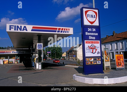 Station d'essence Fina ville de Nimy Région Wallonne Belgique Europe Banque D'Images