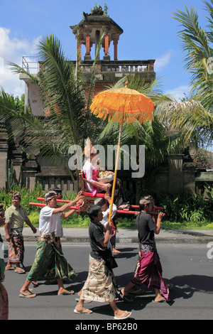 L'INDONÉSIE, Bali, la cérémonie de crémation, procession Banque D'Images