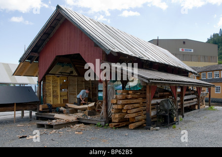 Couper un bateau rib à façonner avec une hache en utilisant les techniques traditionnelles. Raquette grand angle le hangar de construction de bateaux. La Norvège. Banque D'Images