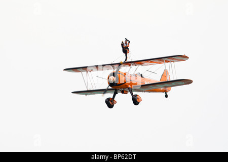 L'un des Breitling Wingwalkers 1940 Boeing Stearman biplans 21-07-2013 Airshow, Eastbourne, East Sussex, UK Banque D'Images