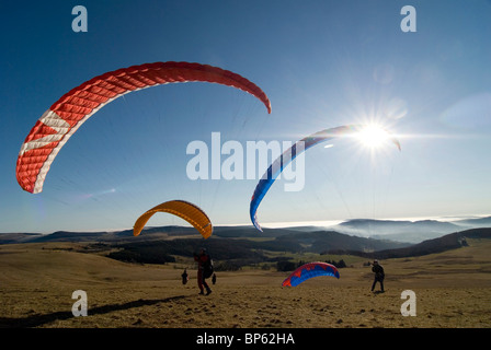 Parapente sur Wasserkuppe dans la Réserve de biosphère de l'UNESCO Rhoen, Hesse, Allemagne Banque D'Images