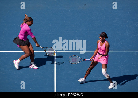 Venus et Serena Williams en compétition dans le double féminin finales à l'US Open 2009 Tennis Banque D'Images