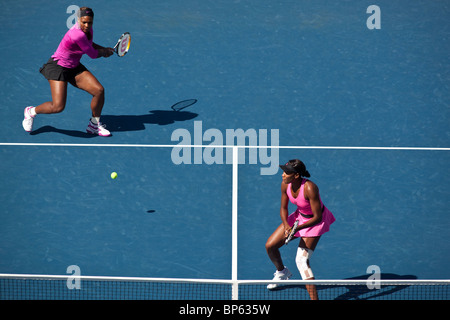 Venus et Serena Williams en compétition dans le double féminin finales à l'US Open 2009 Tennis Banque D'Images